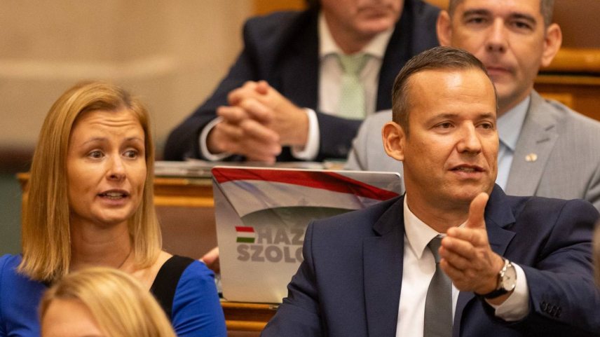 Toroczkai László és Dúró Dóra a parlamentben