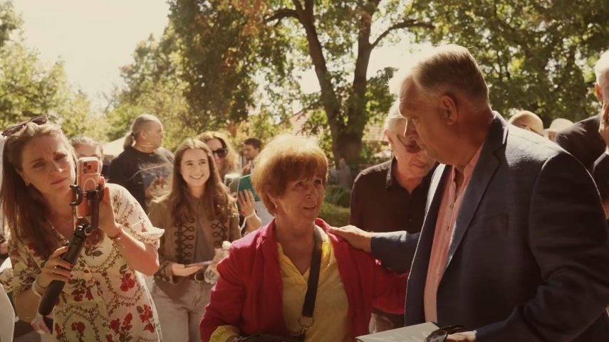 Orbán Viktor beszélget Kötcsén