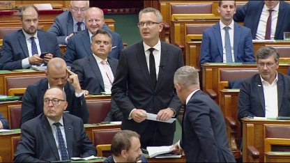 Rétvári Bence: Egy gyerek sem viselkedhet úgy az órán, mint Magyar Péter a parlamentben + VIDEÓ