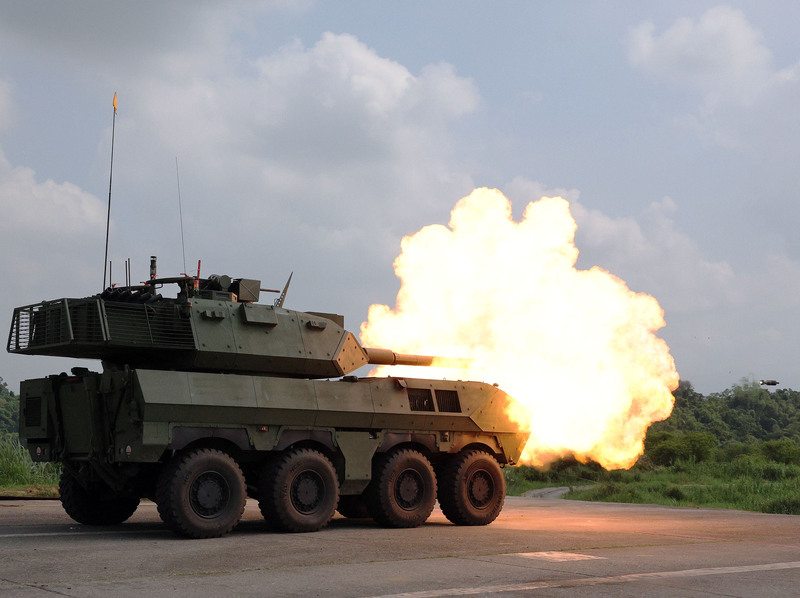 A tajvani Cheetah 105 mm-es páncélozott harcjármű gyakorlaton