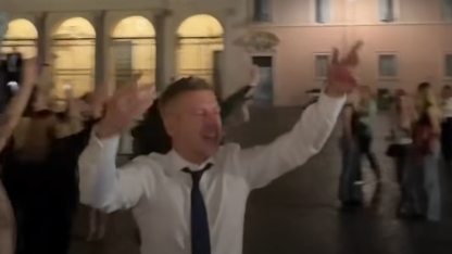 Magyar Péter Rómában táncol és énekel
