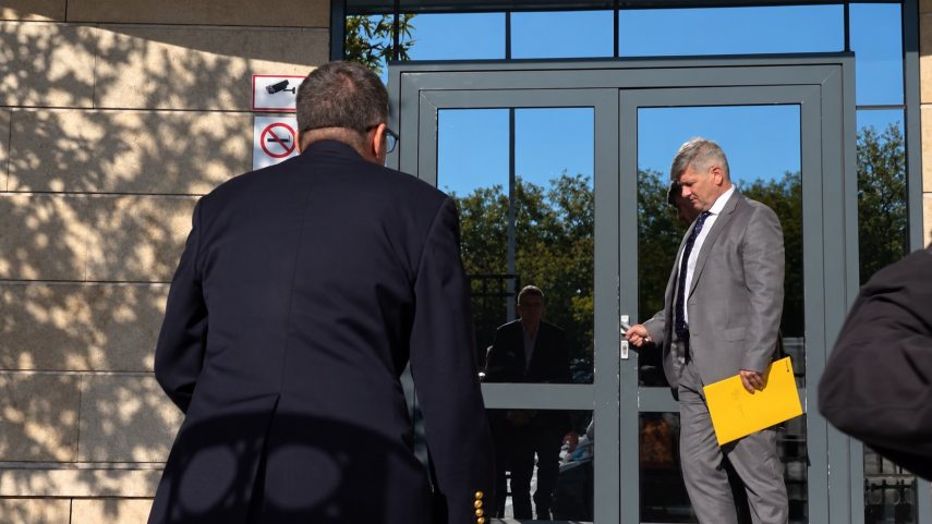 Papp Gábor és Soltész Miklós megérkezik az ügyészségre