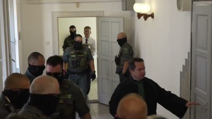 TIZENEGY kámzsás kommandós kísérte Hankó Balázst a bírósági tárgyalásra