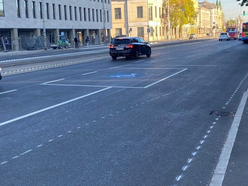 Mozgássérült parkolóhely Újpesten az István úton