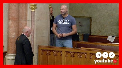 Botrány a parlamentben, ki kellett dobni a páholyból Szabó Bálint trombitást