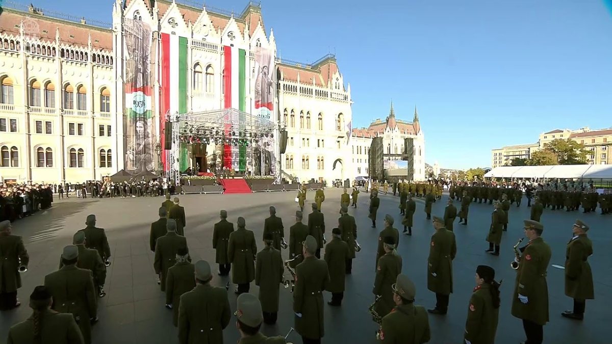 A magyar nemzeti lobogó ünnepélyes felvonása a Kossuth téren