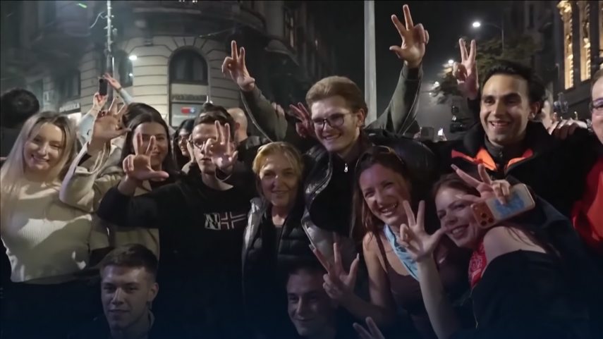 Belgrád ünnepel a választások éjszakáján