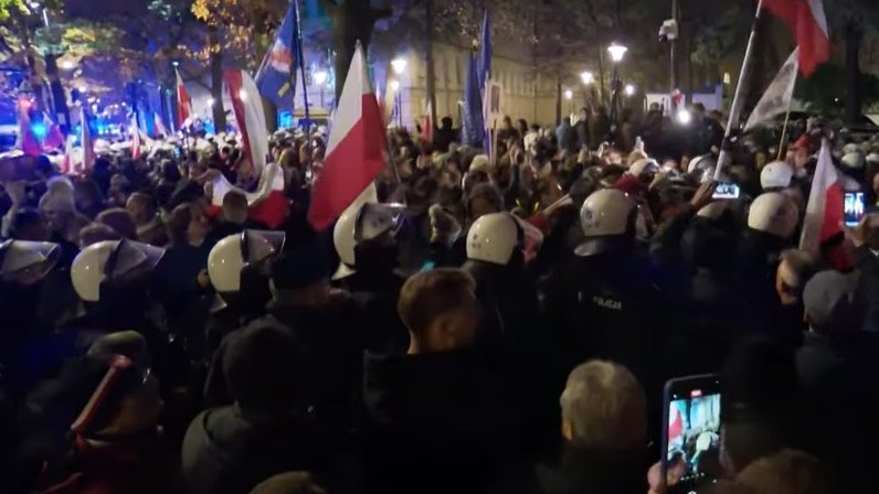 Puccs határán: áll a bál Lengyelországban